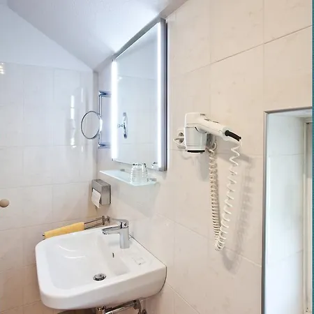 Zur Kastanie 3* מולהיים אן דר רור